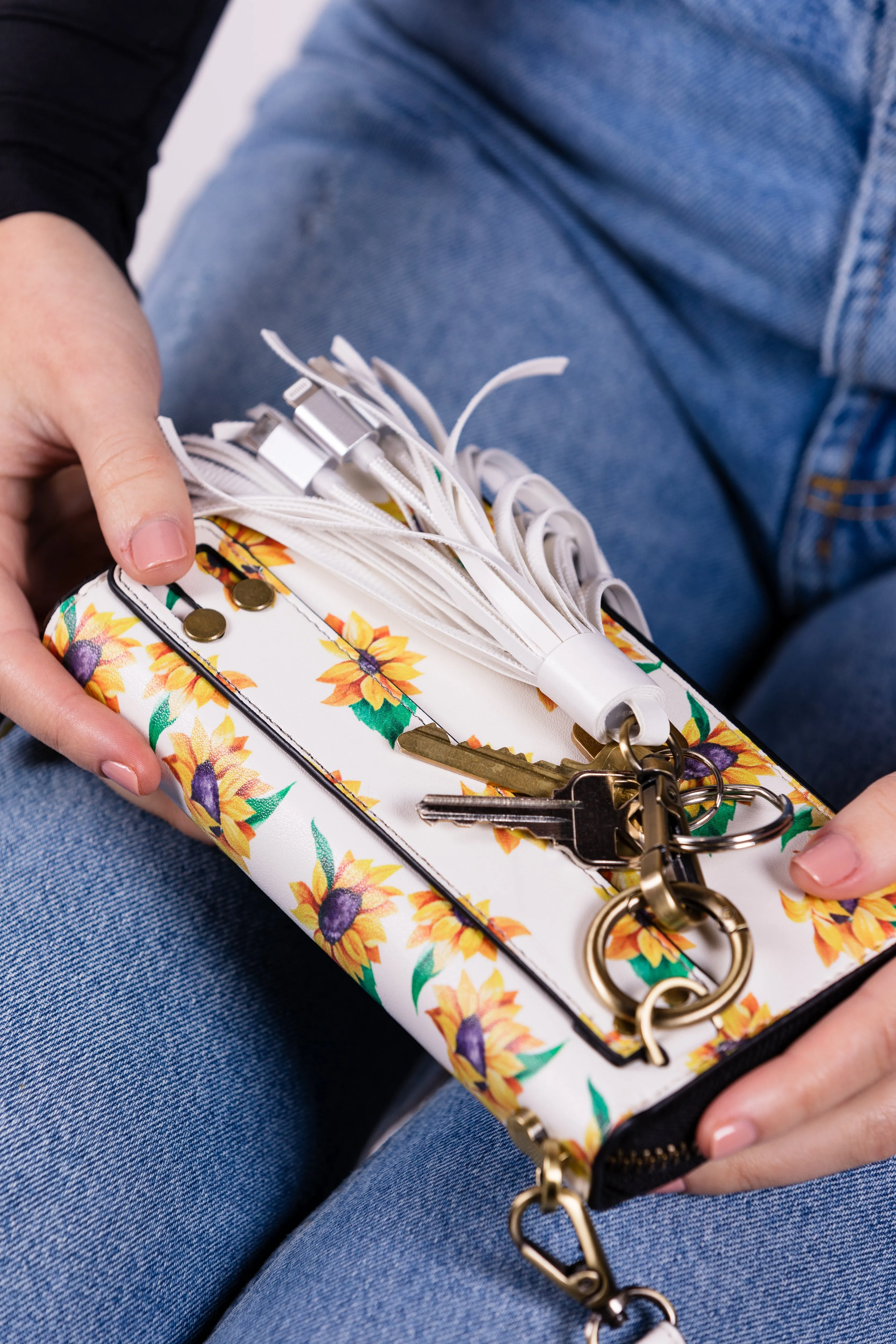 2-in-1 White Tassel Keychain Charging Cable